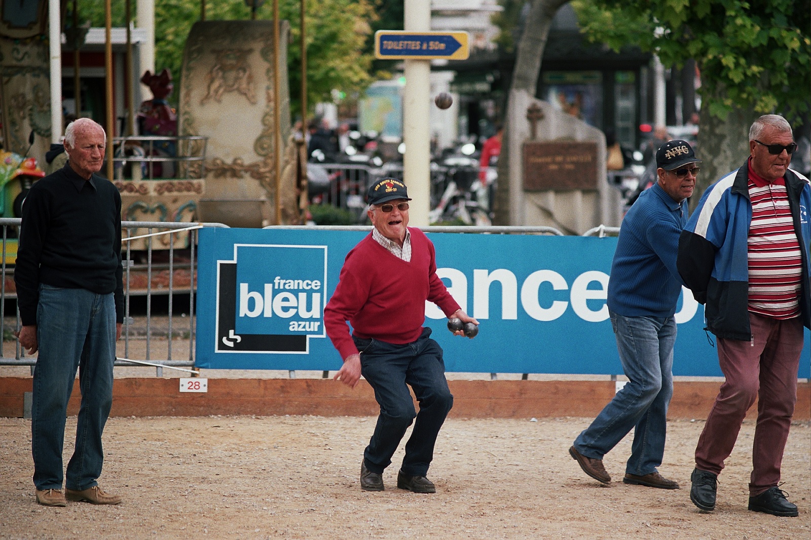 Petanque throwing action