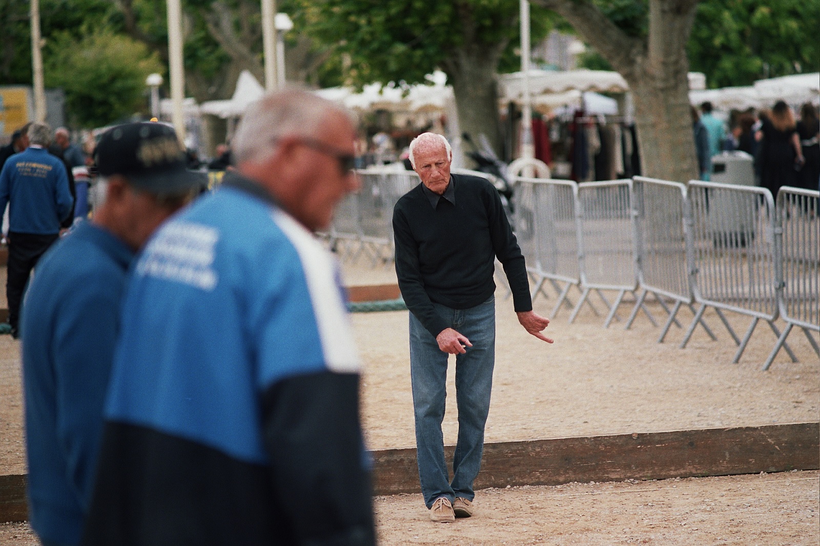 Petanque throwing